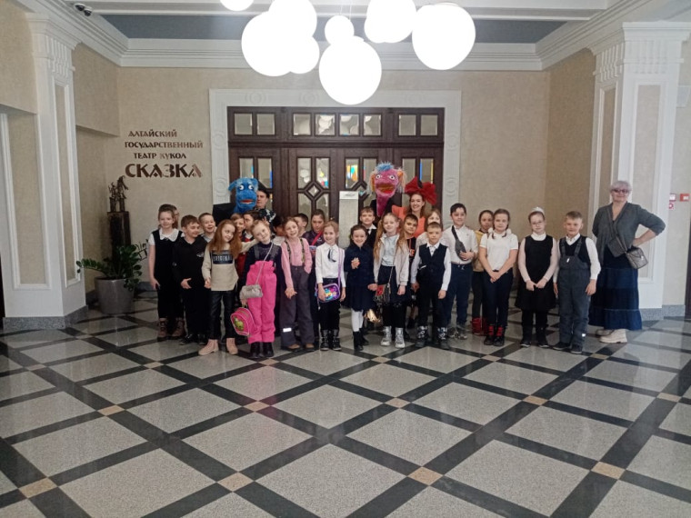 В кукольном театре.
